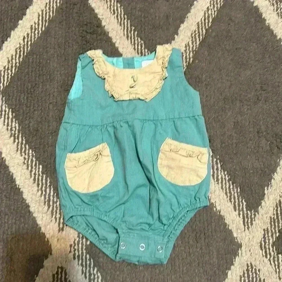 Girls onesie - Picture 1 of 1
